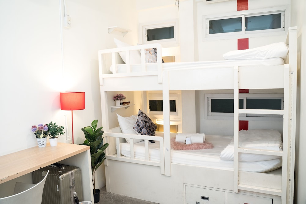 HQ HOSTEL SILOM 36/49
