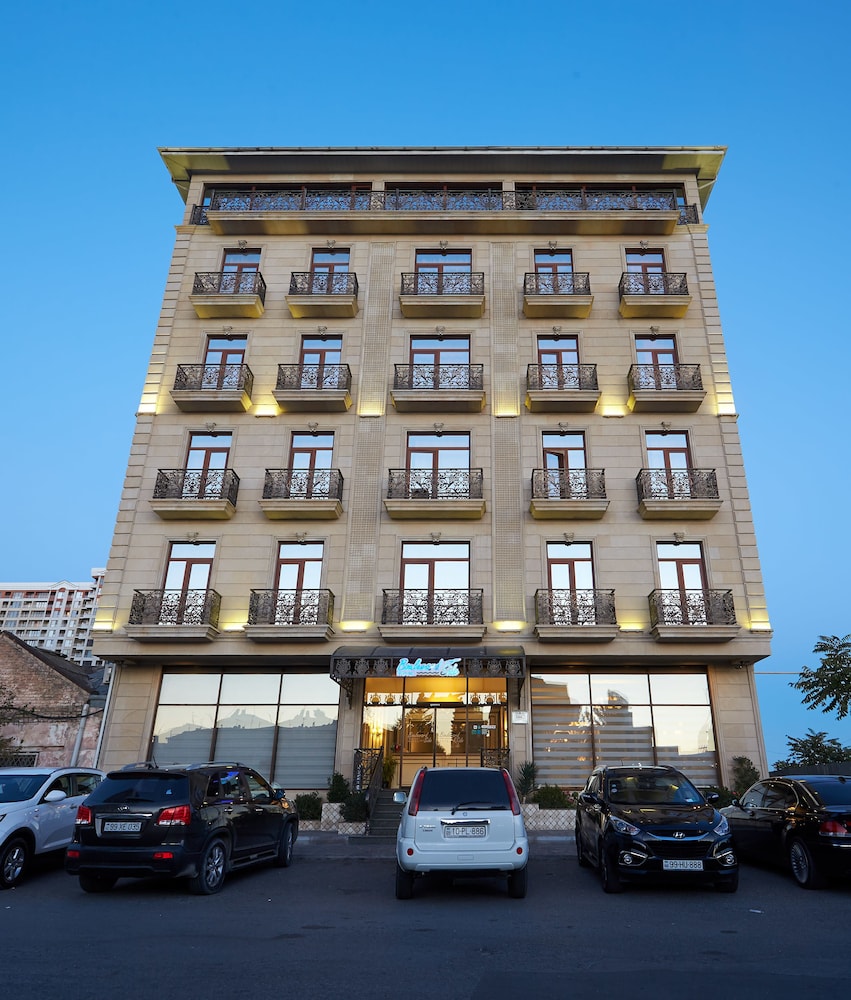 Boulevard Side Hotel 3/73