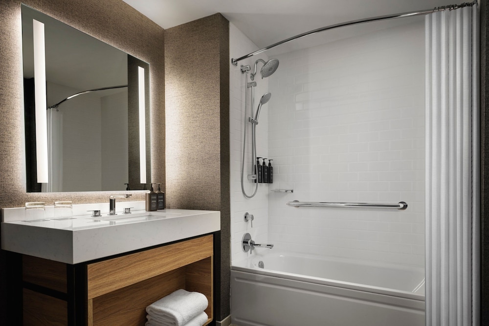Deluxe, King Bed, Bay View, Accessible، Sheraton Erie Bayfront Hotel 3/4