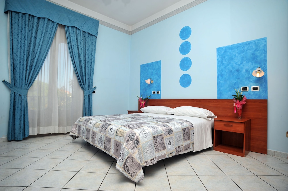 ROOM, DOUBLE OR TWIN BED