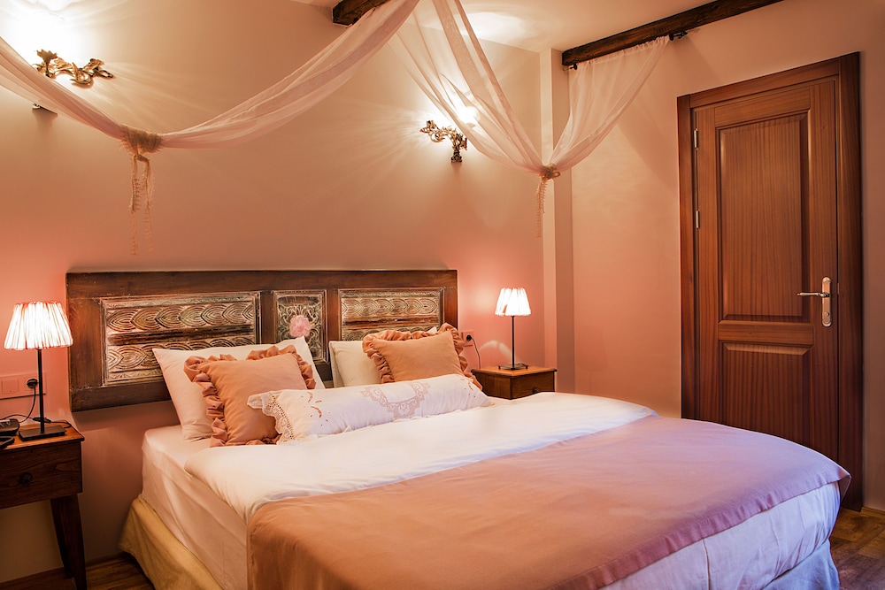 DELUXE, DOUBLE BED