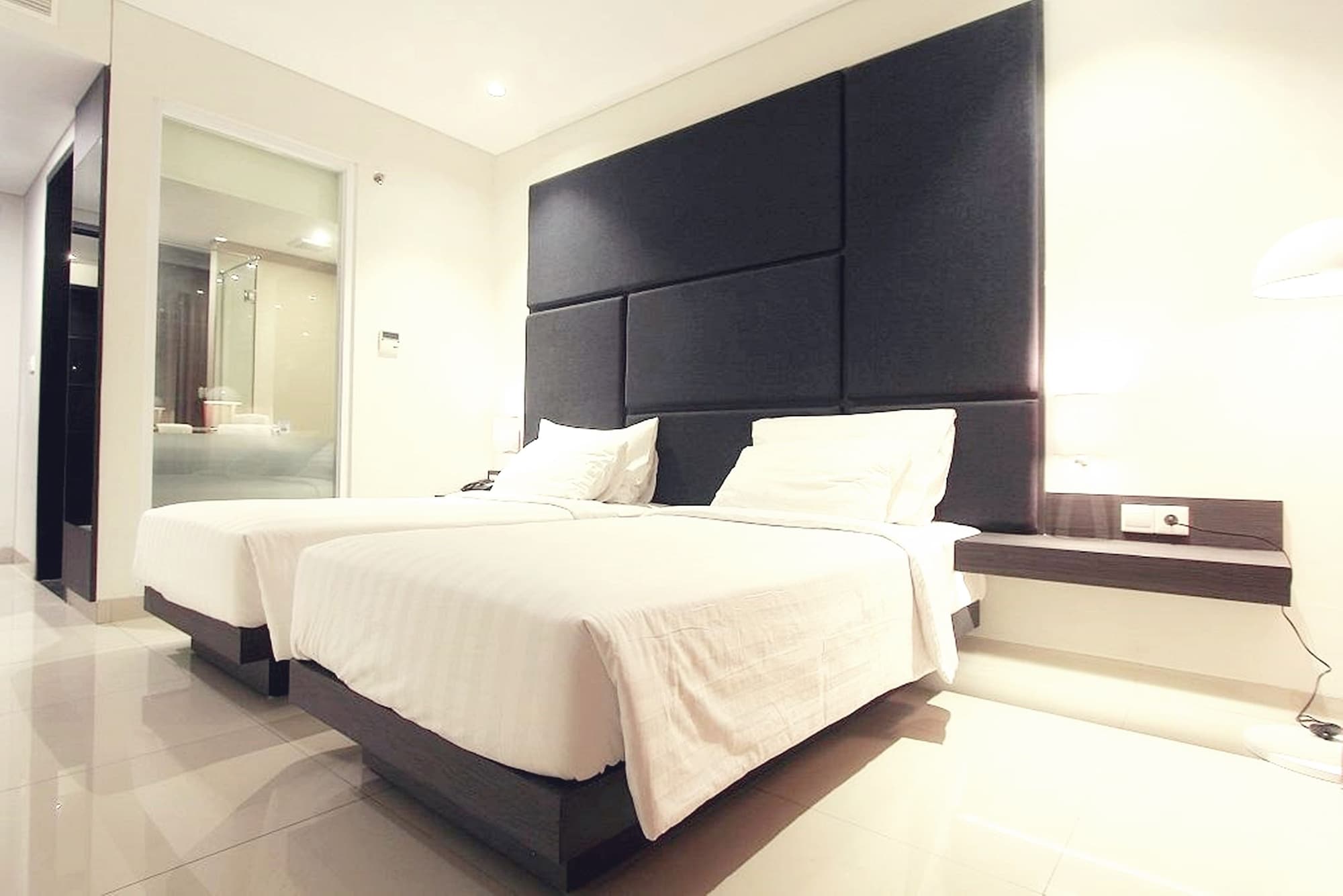 DELUXE, TWIN BEDS, BALCONY, SMOKING