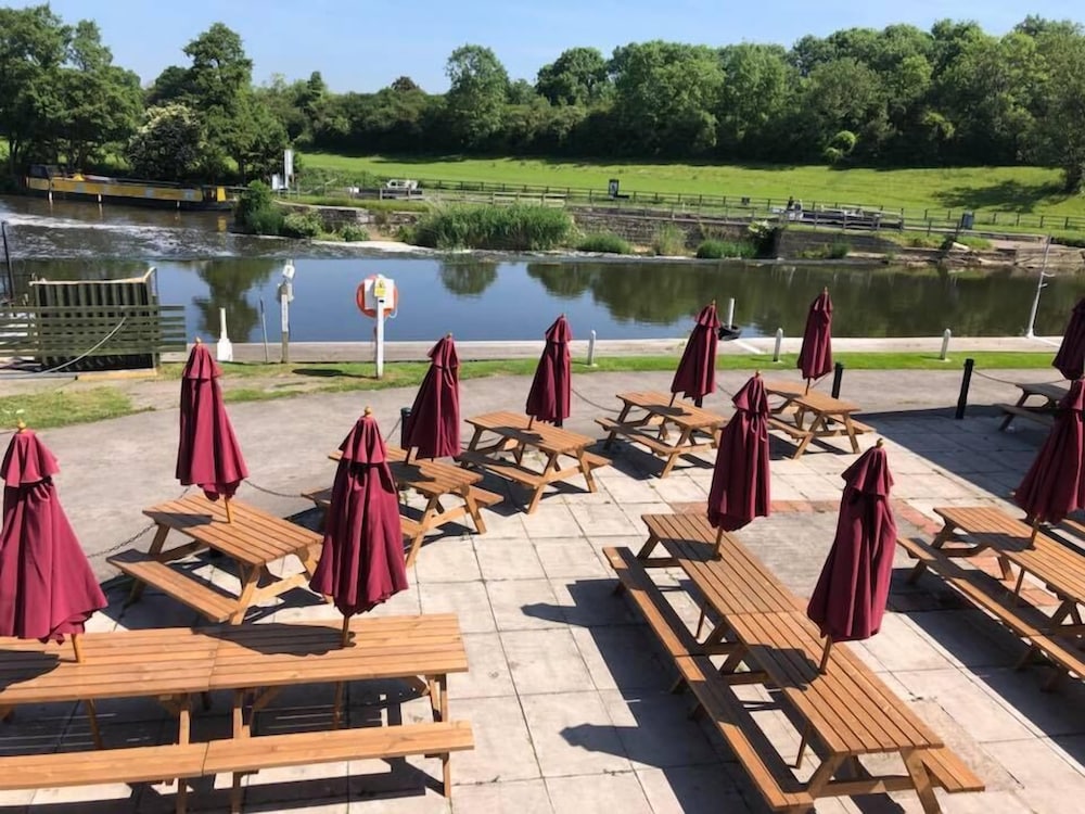 The Riverside Inn 30/49