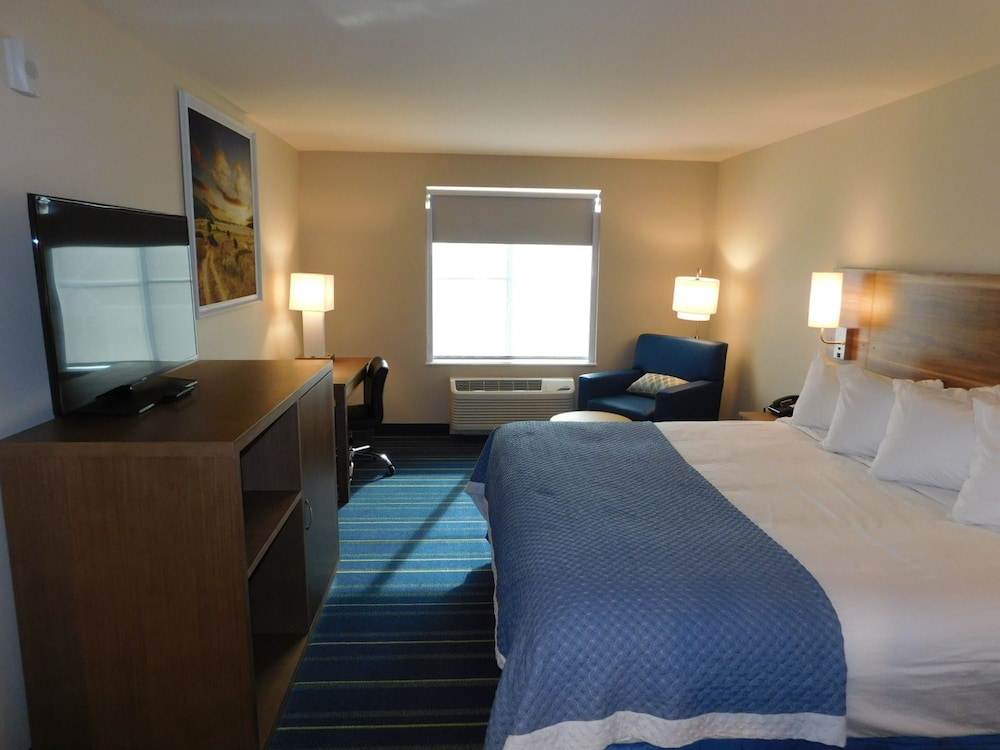 Days Inn & Suites by Wyndham Kearney 36/61