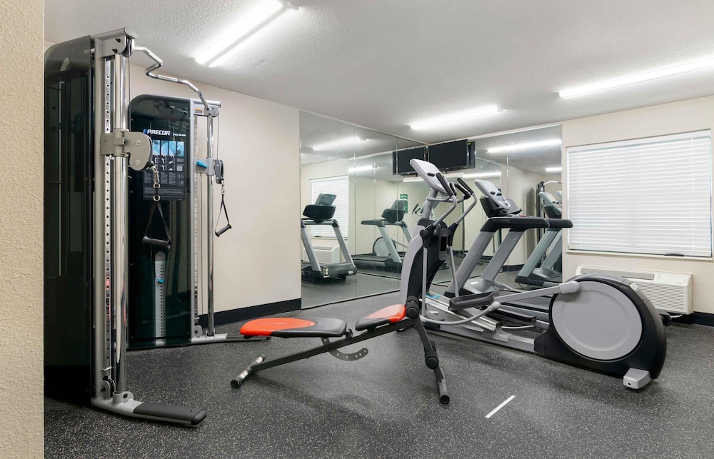 Extended Stay America Suites Kansas City Airport 26/45