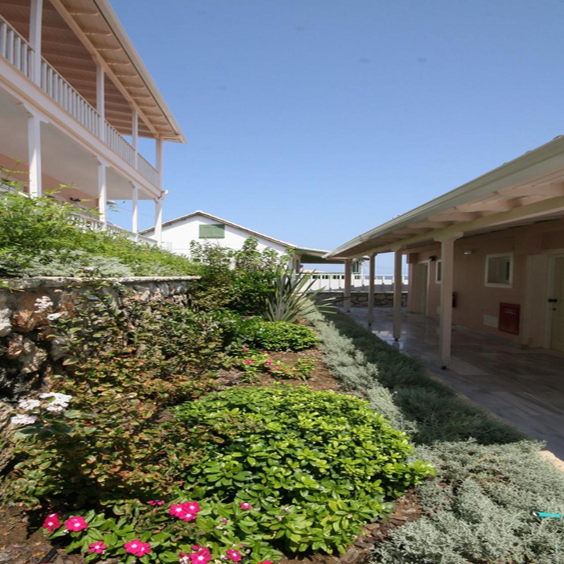 Ionis Hotel 39/42
