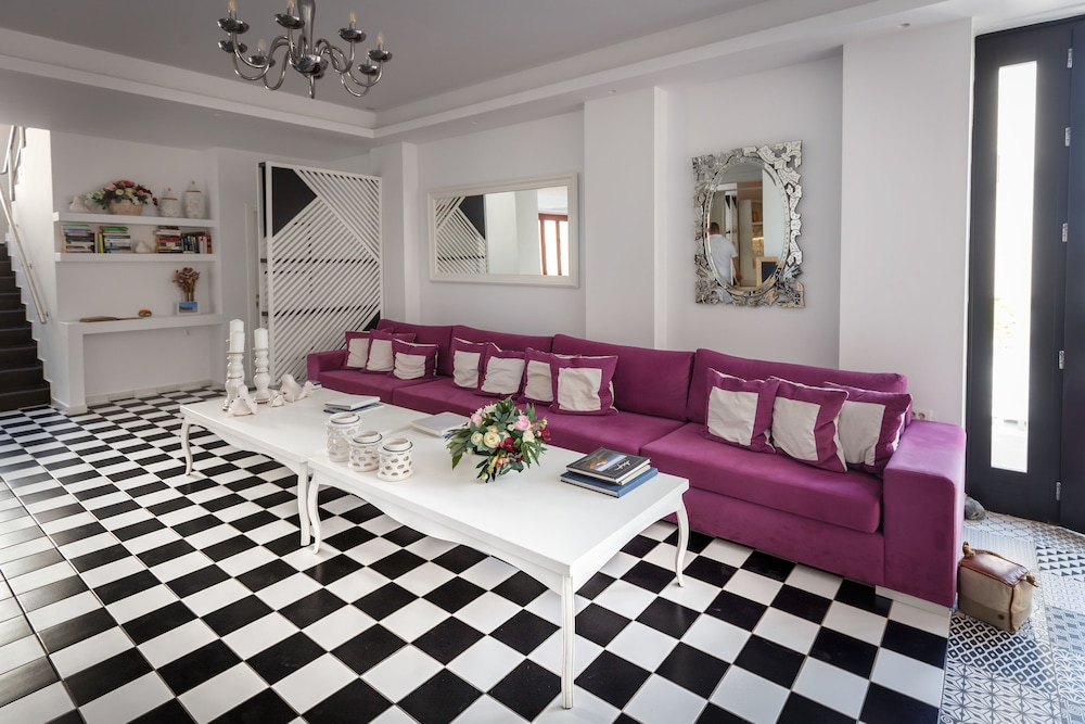 MAR N MAR CROWN SANTORINI HOTEL AND SUITES 36/48