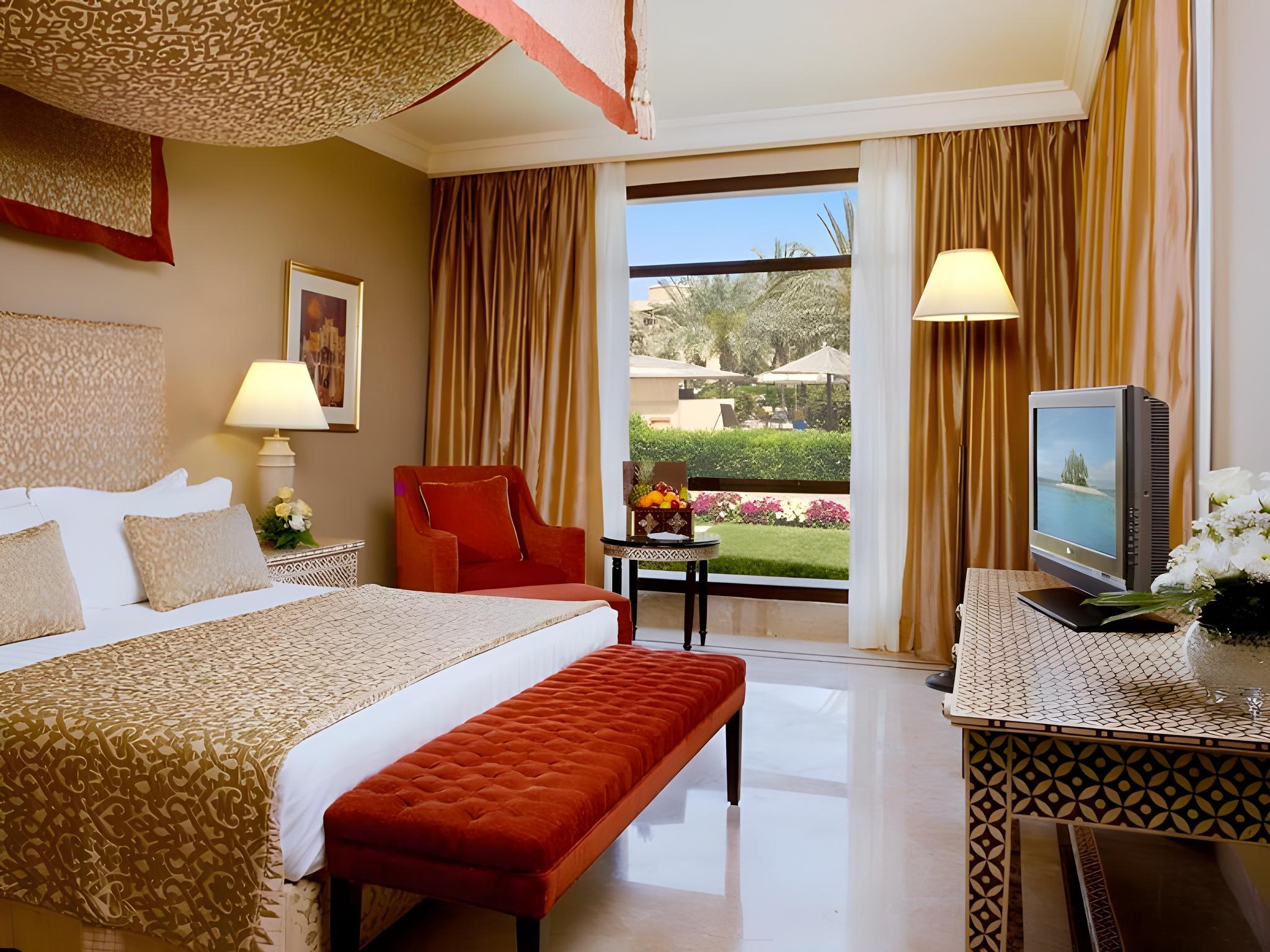 Al Bawadi, Suite, Queen Bed, Side Sea View