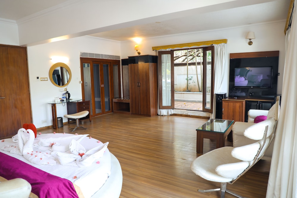 White Pearl Suites by Rosetum 35/62