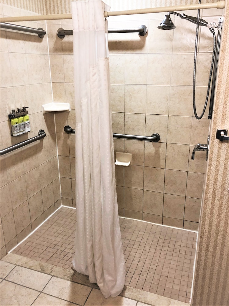 Holiday Inn Express Syracuse Airport 18/65