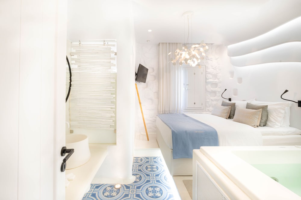 KYMA, DELUXE, SUITE, QUEEN BED, 2 SOFA, JETTED TUB