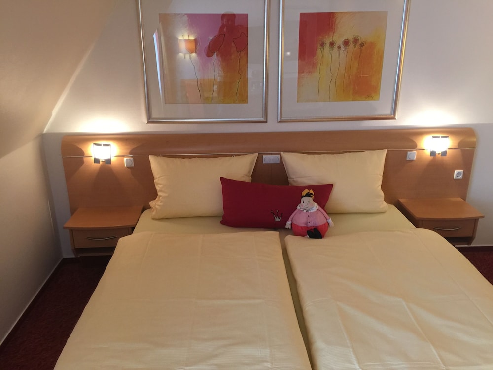 BUSINESS, SINGLE, DOUBLE BED, COURTYARD VIEW