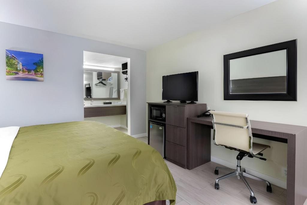 ROOM, QUEEN BED