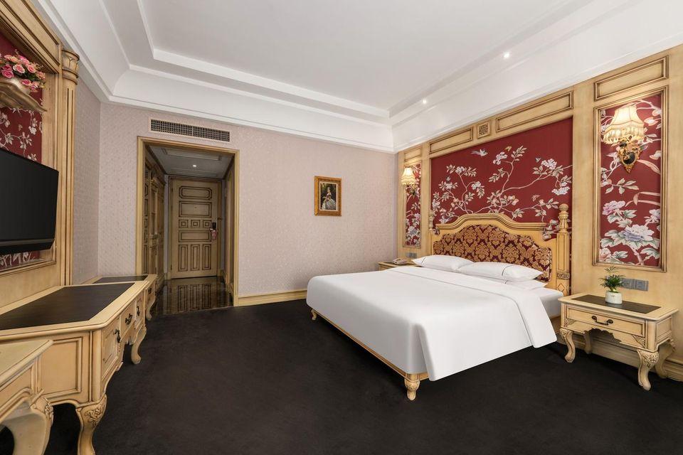 Elegant, Queen Bed