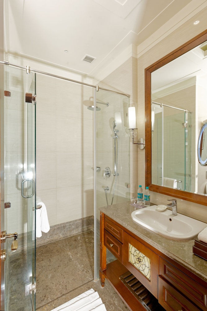 Sheraton Grand Palace Indore Ex the Grand Bhagwati Palace 18/37