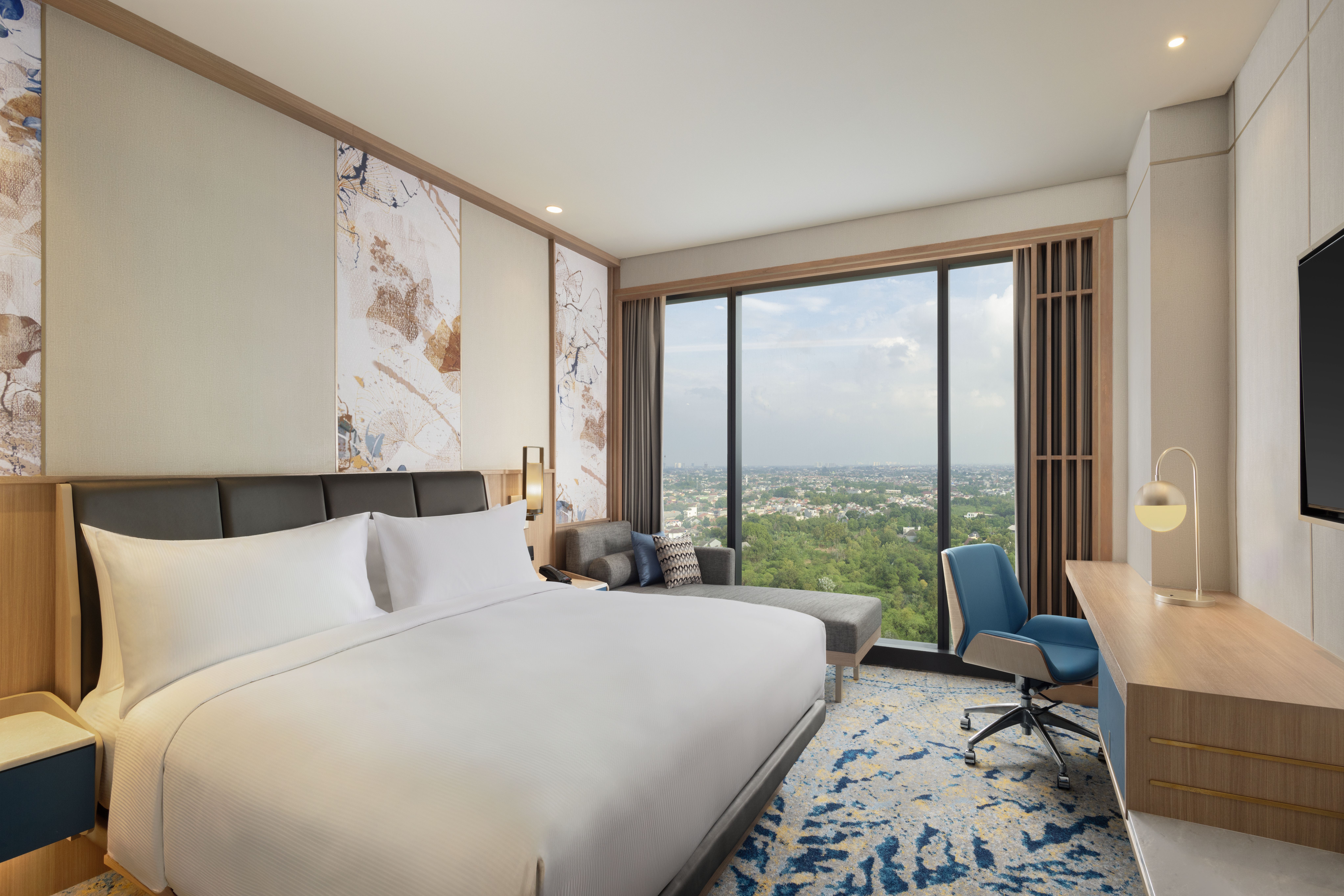 GUEST ROOM, KING BED, HIGH FLOOR