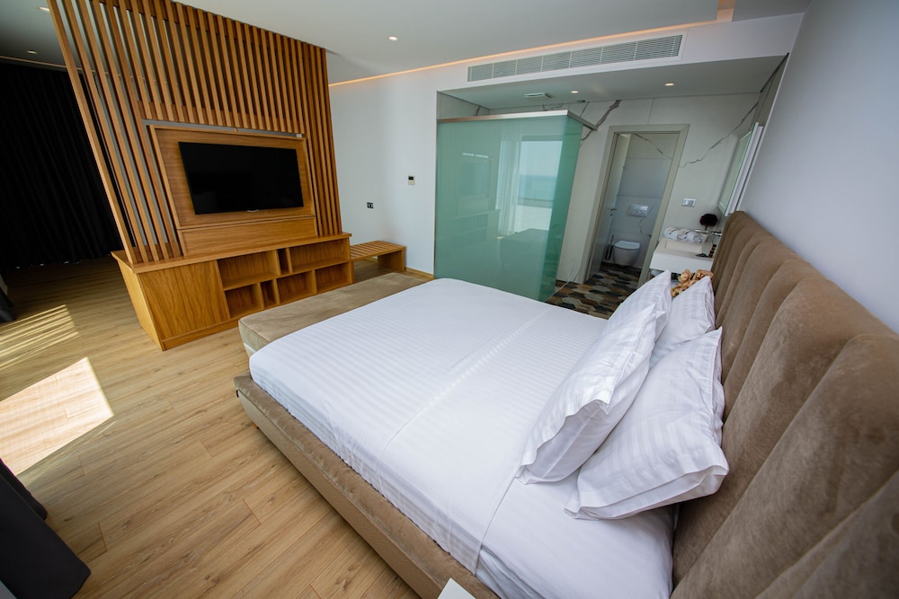 DELUXE, SUITE, SEA VIEW