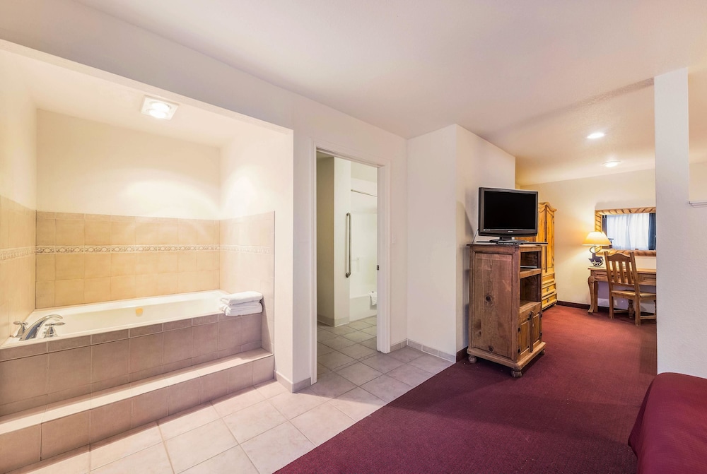Travelodge by Wyndham Decatur TX 16/39