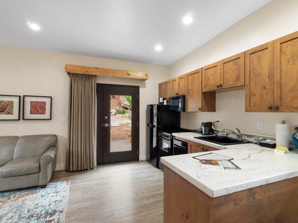 Bluff Dwellings Resort 18/67