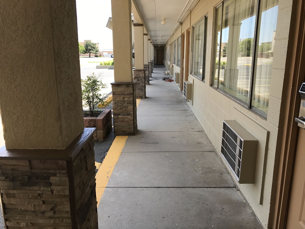 Hutchinson Inn 55/58