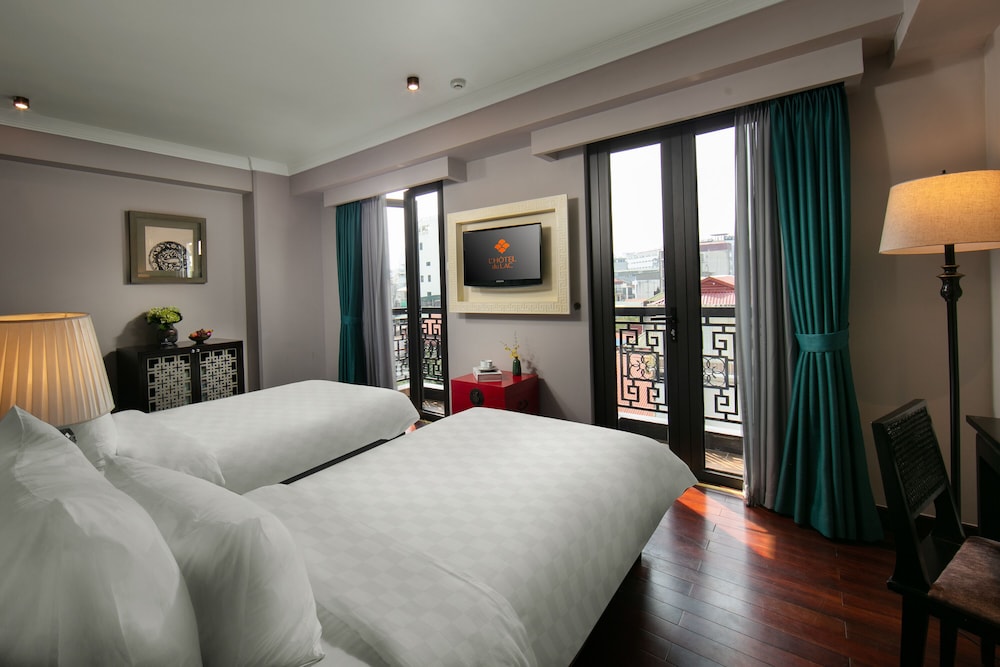 JUNIOR SUITE, TWIN BEDS, STREET VIEW, BALCONY