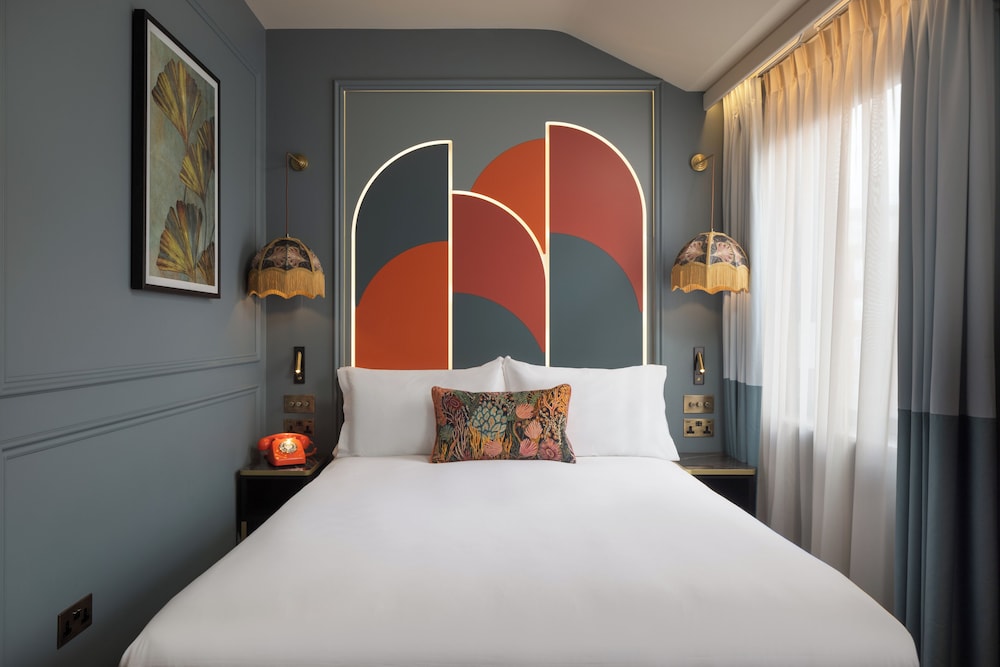 Grand, Queen Bed