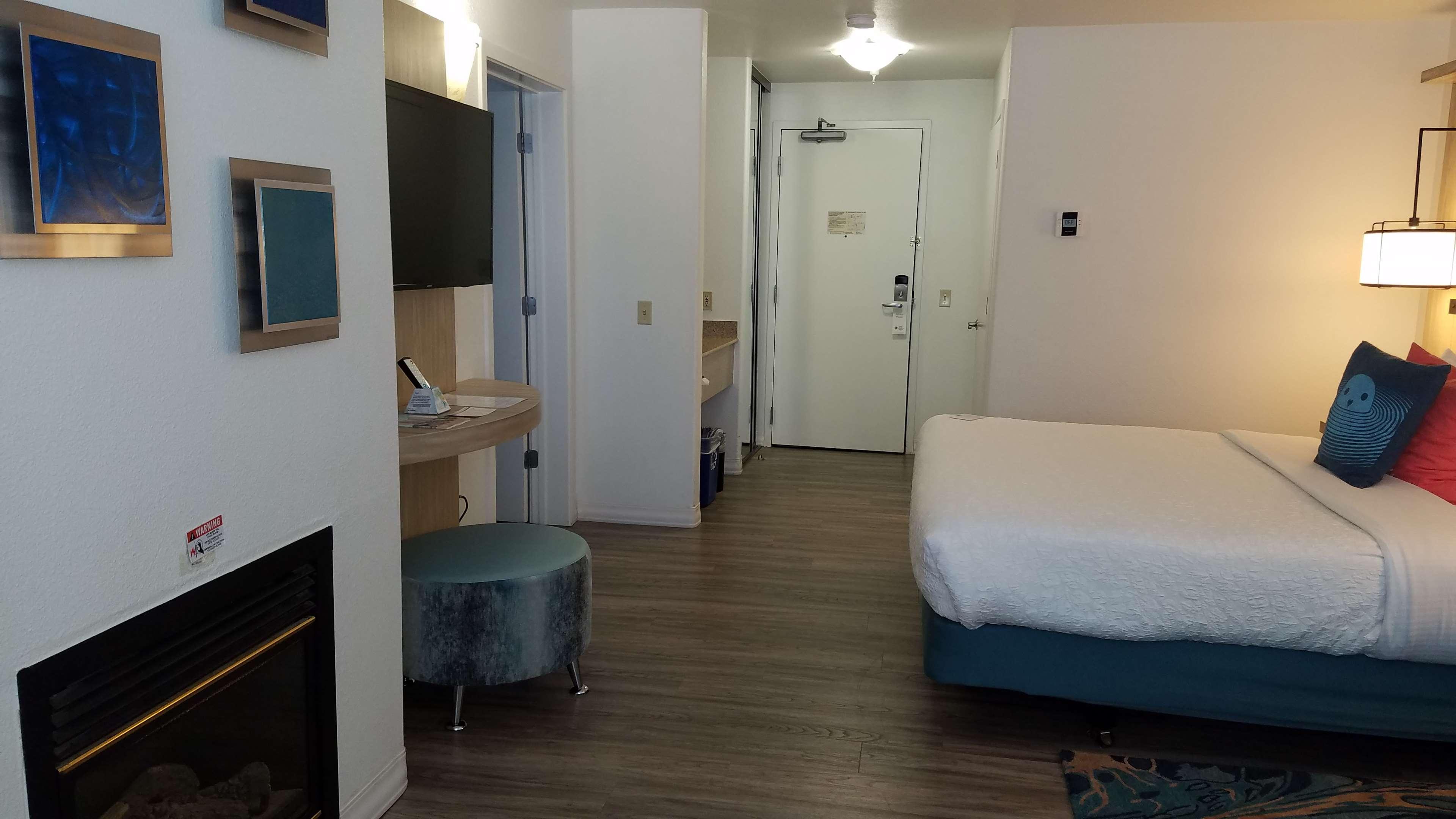 Suite, 1 King and 2 Queen Beds, 1.5 Bathrooms, Sofa, Jetted Tub