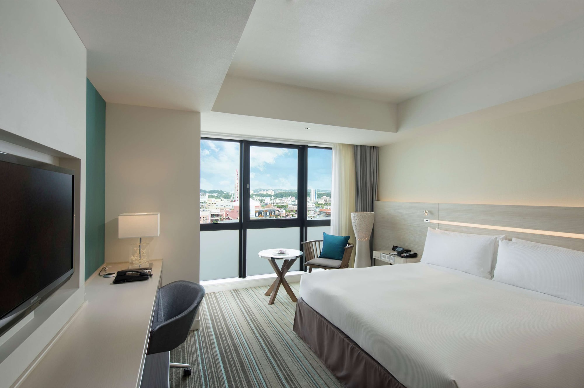 GUEST ROOM, KING BED, CITY VIEW