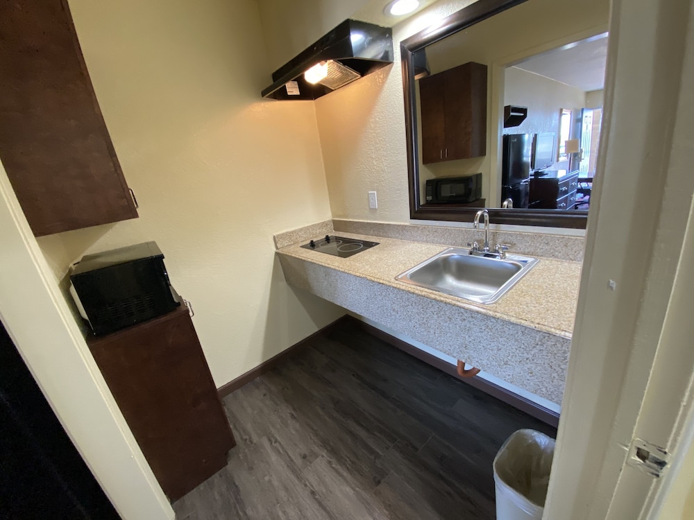 Relax Inn Channelview 21/39