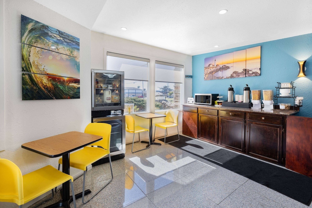 Oceanside Inn and Suites a Days Inn by Wyndham 6/38