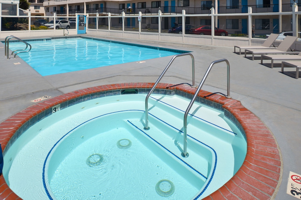 Edgewater Inn And Suites 39/76