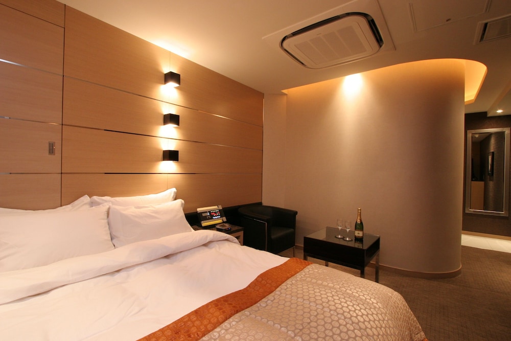 Hotel The Glanz 7/19