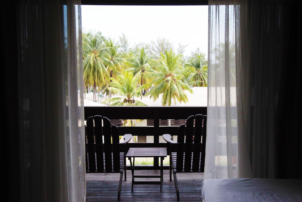 DAMAI BEACH RESORT 50/63