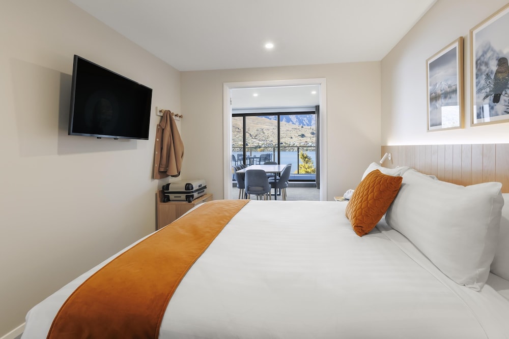 3 Bedrooms, Penthouse, No Cleaning Services