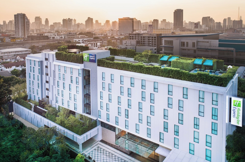 Holiday Inn Express Bangkok Soi Soonvijai in BANGKOK