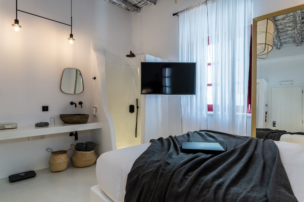 SUITE, QUEEN BED, CITY VIEW