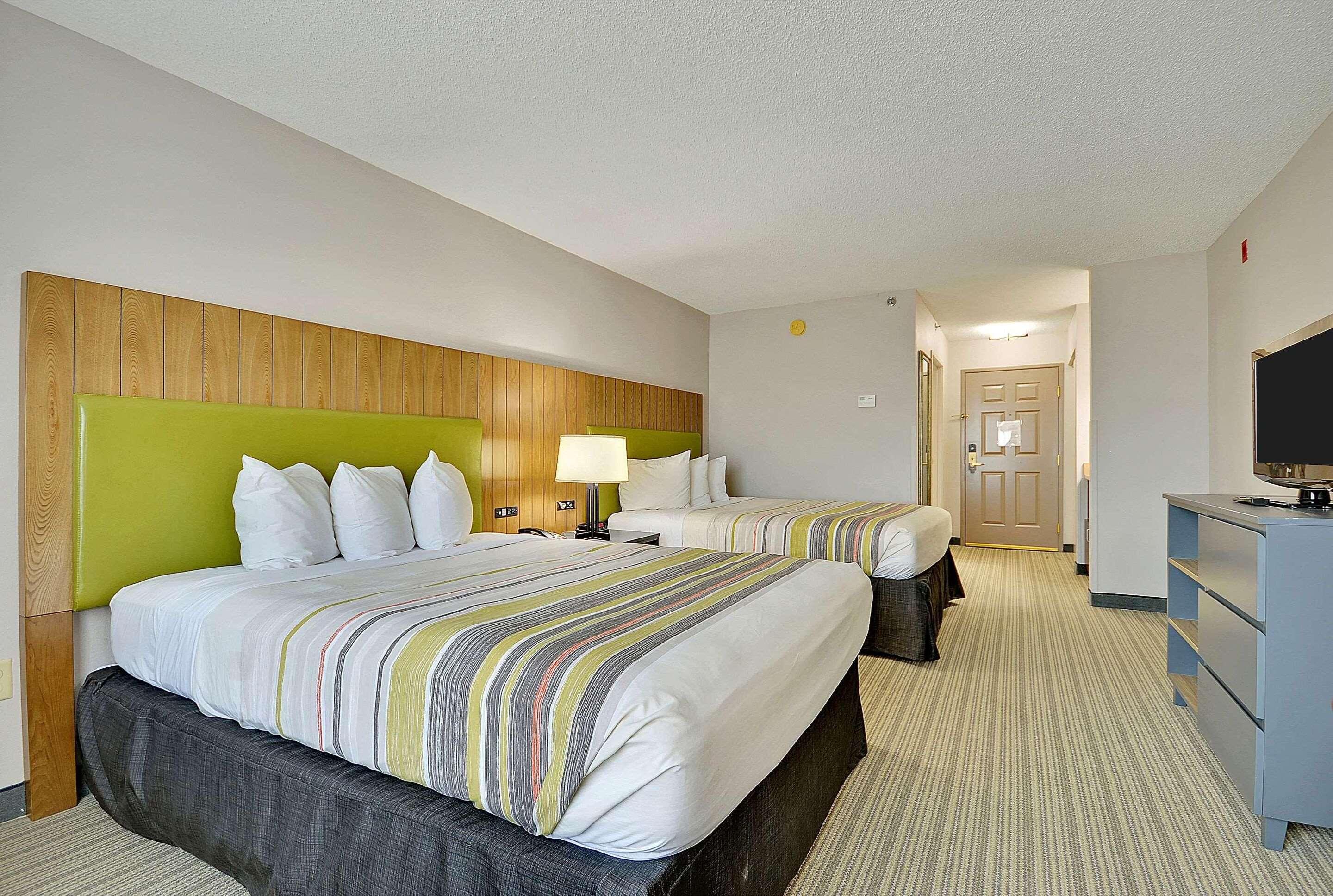 EFFICIENCY, 2 KING BEDS