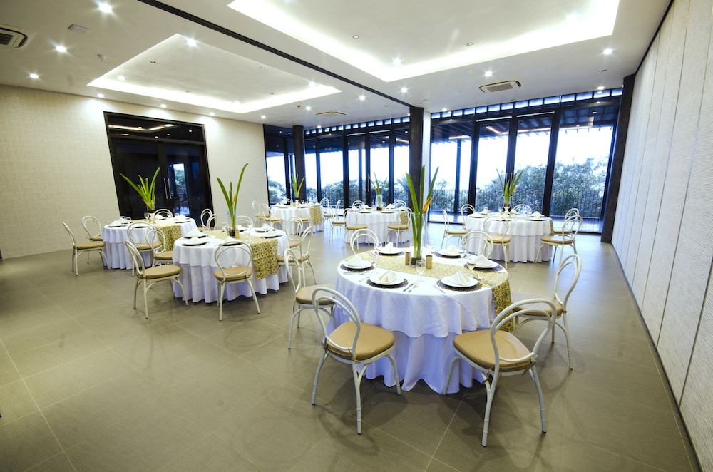 Amorita Resort 66/75