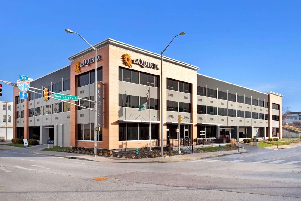 La Quinta Inn and Suites by Wyndham Indianapolis Downtown 2/50