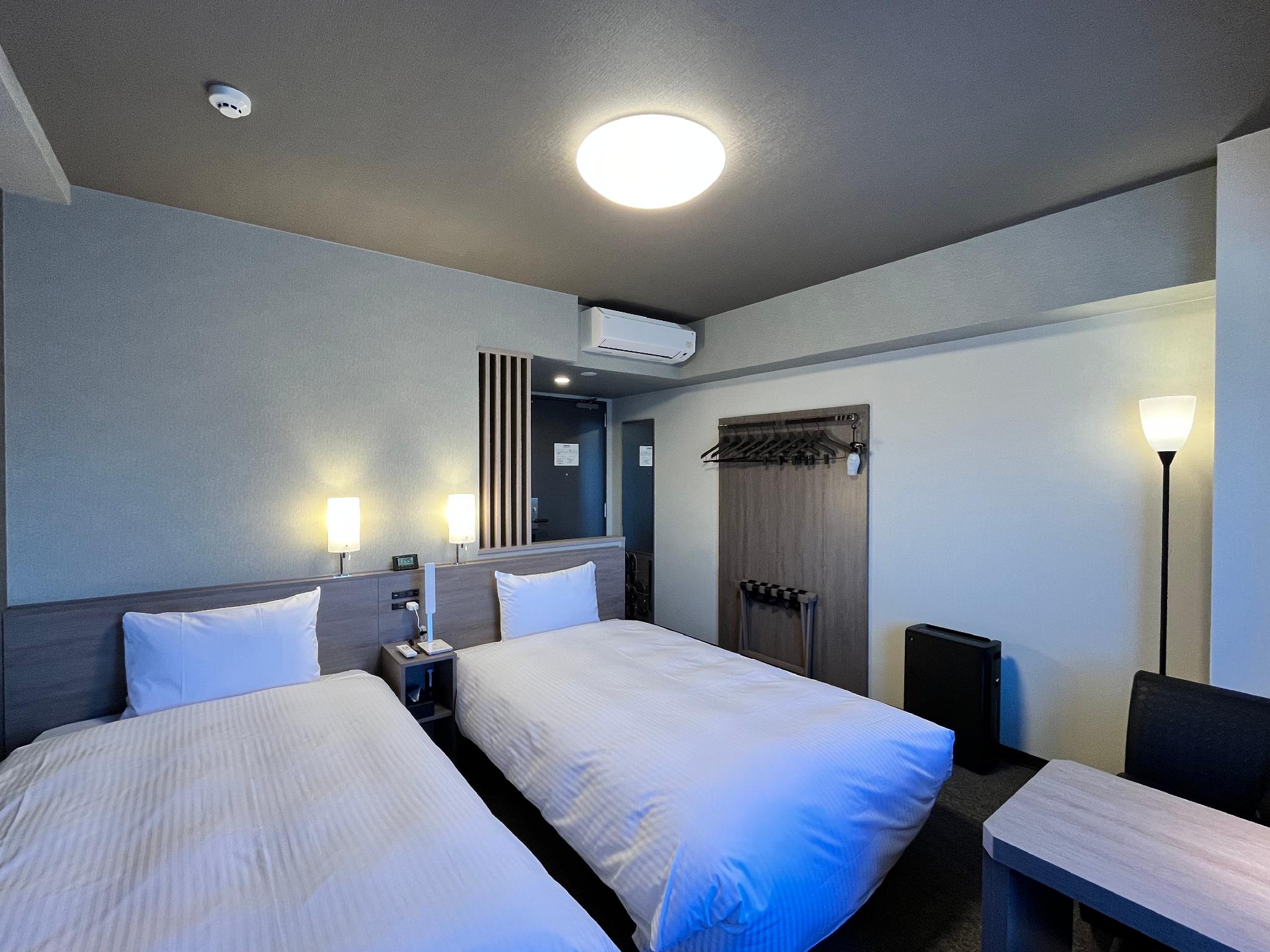 Room, Twin Beds, Electronic Cigarette Only