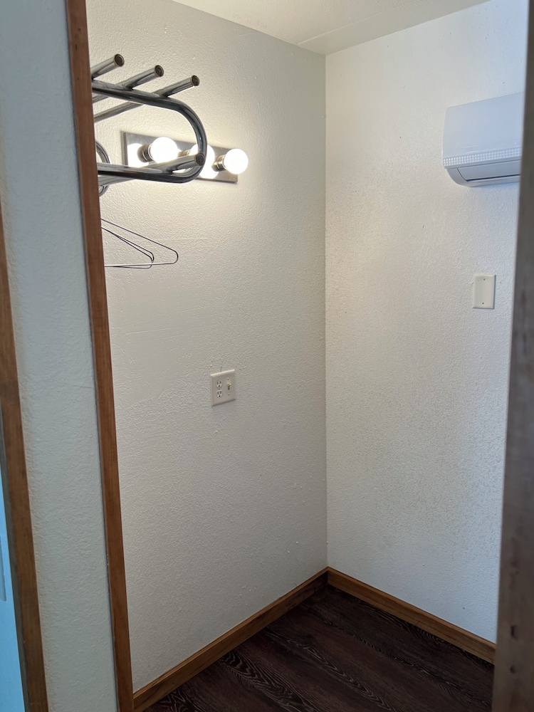 Amber s Inn & Suites 36/71