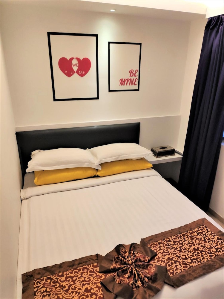 Hotel Zamburger Plaza Mahkota 46/67
