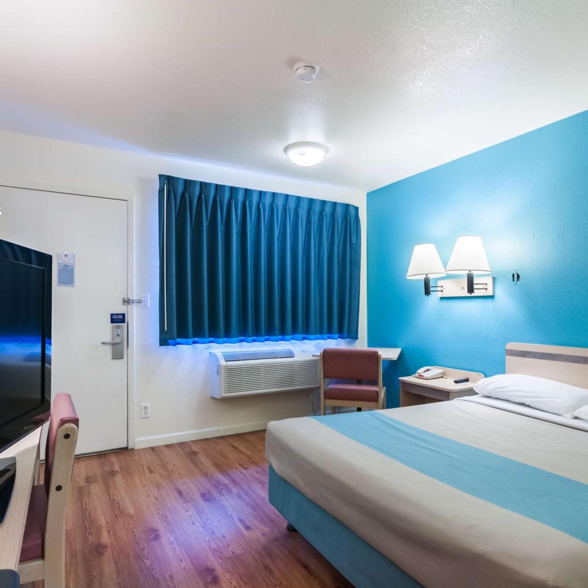 Room, Queen Bed, Smoking 4/10
