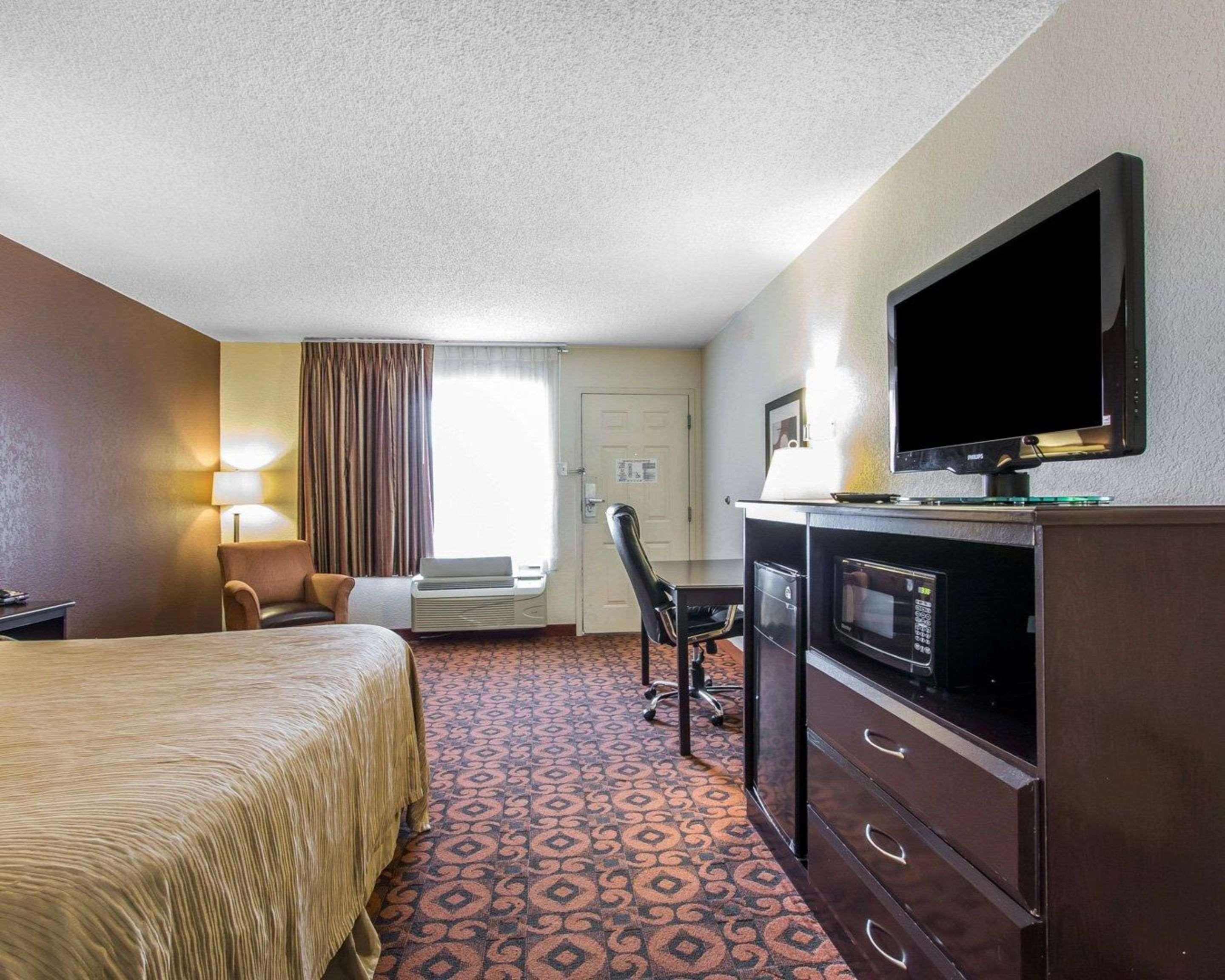1 King Bed - Non-Smoking, Micfridge