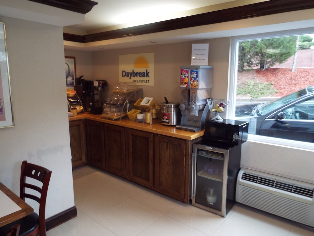 Days Inn by Wyndham Dahlonega 33/49