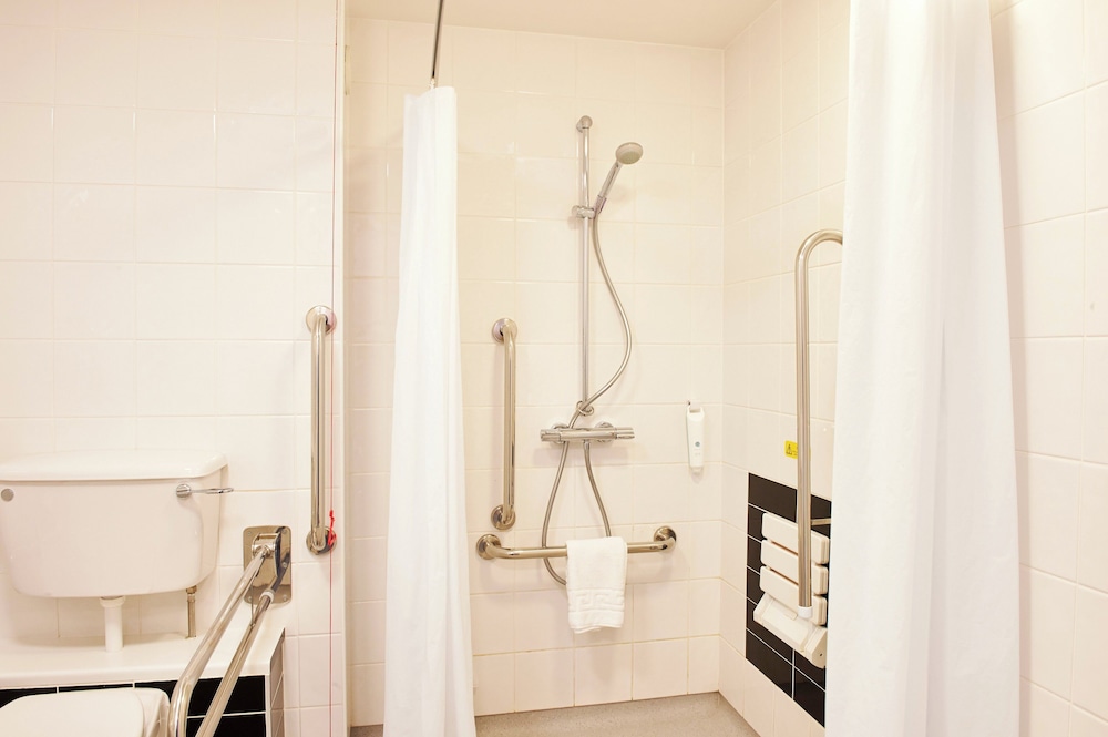 Holiday Inn Express Manchester Airport 73/74