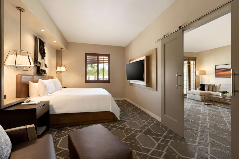 1 BEDROOM, CHOLLA, SUITE, KING BED, BALCONY OR PATIO, SOFA