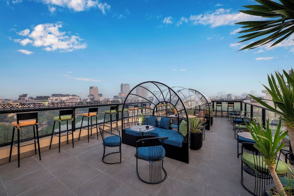 Le Premier Hotel & Rooftop Bar 46/50