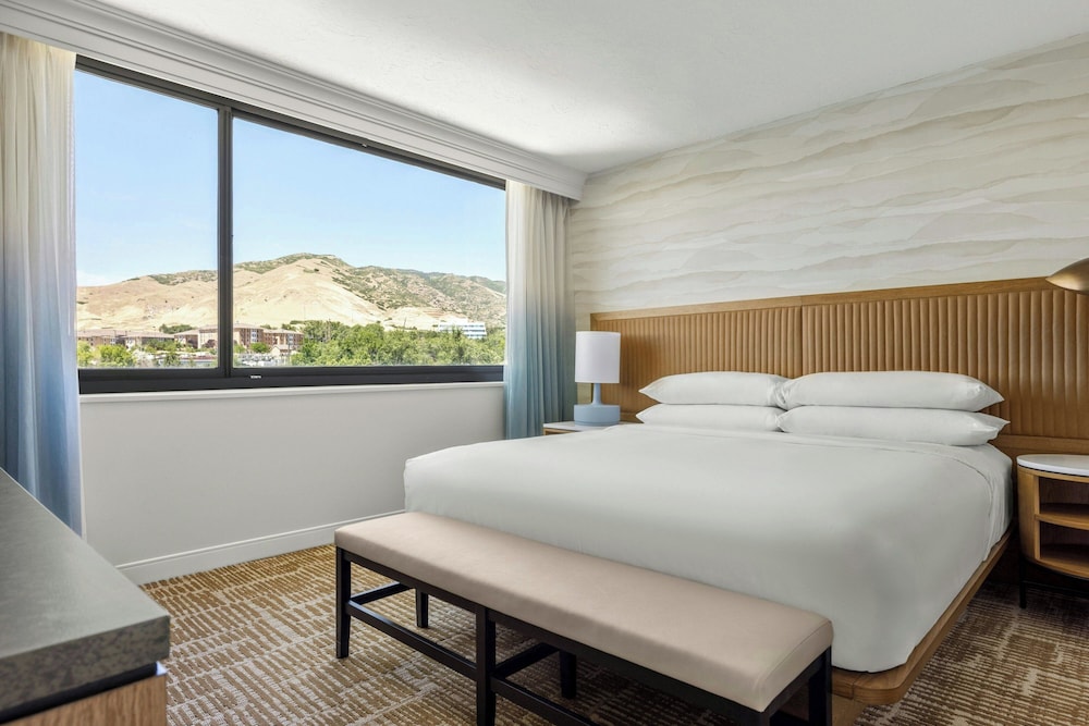 غرفة بسرير كينج بإطلالة على الجبل للمدخنين، Marriott University Park 4/9