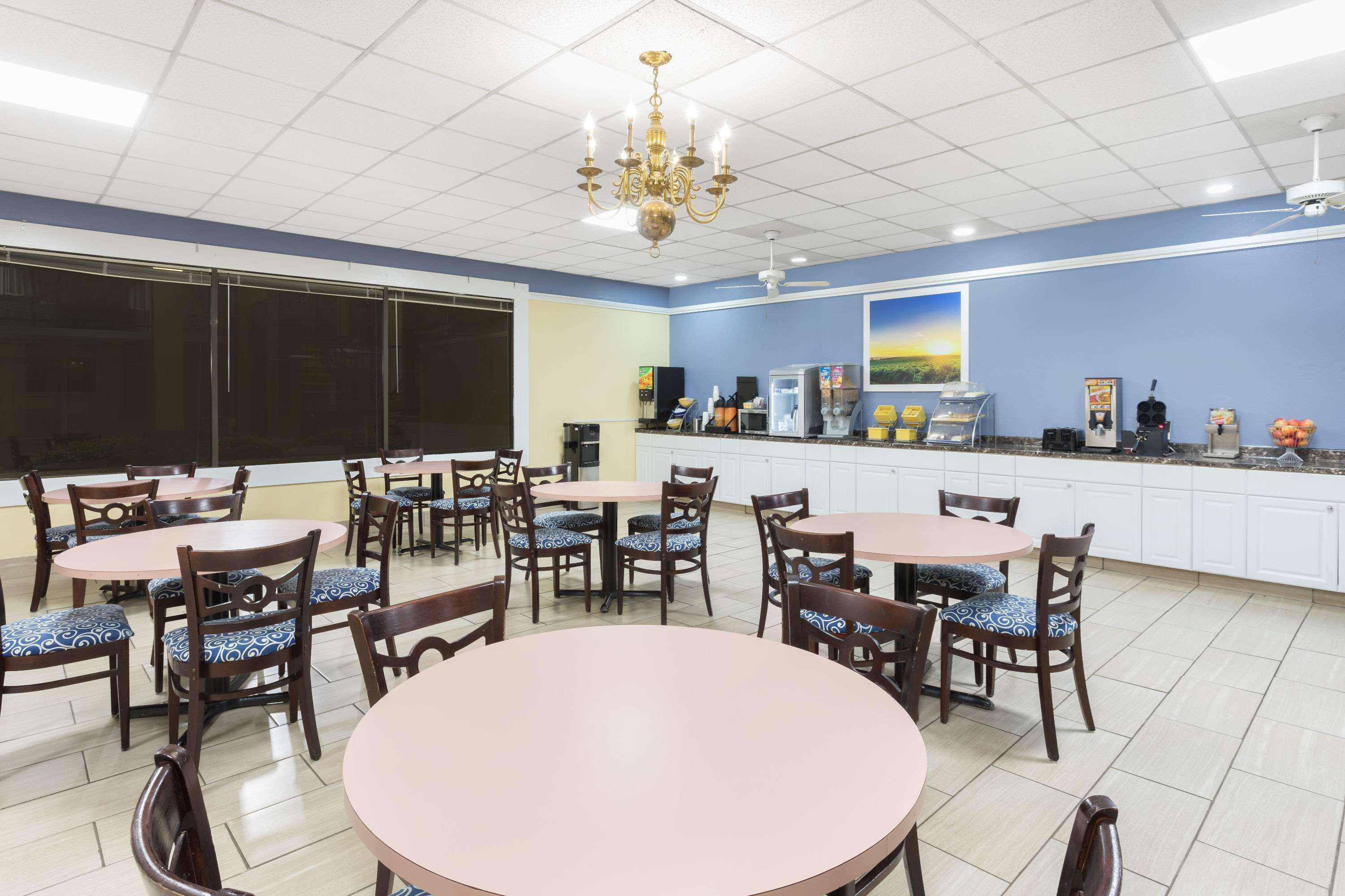 Days Inn By Wyndham Orangeburg South 12/17
